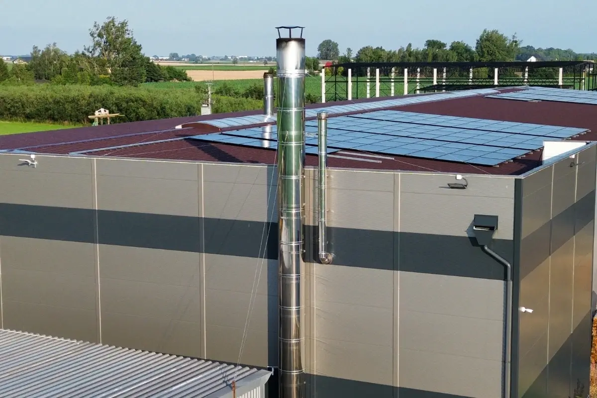 Hale produkcyjne i komin instalacji technologicznej zakładu HEKAL
