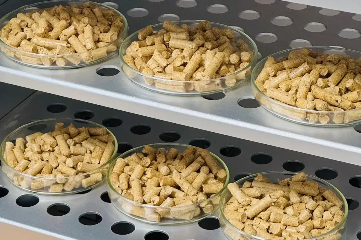 Granulat pelletu drzewnego produkowanego w zakładzie HEKAL