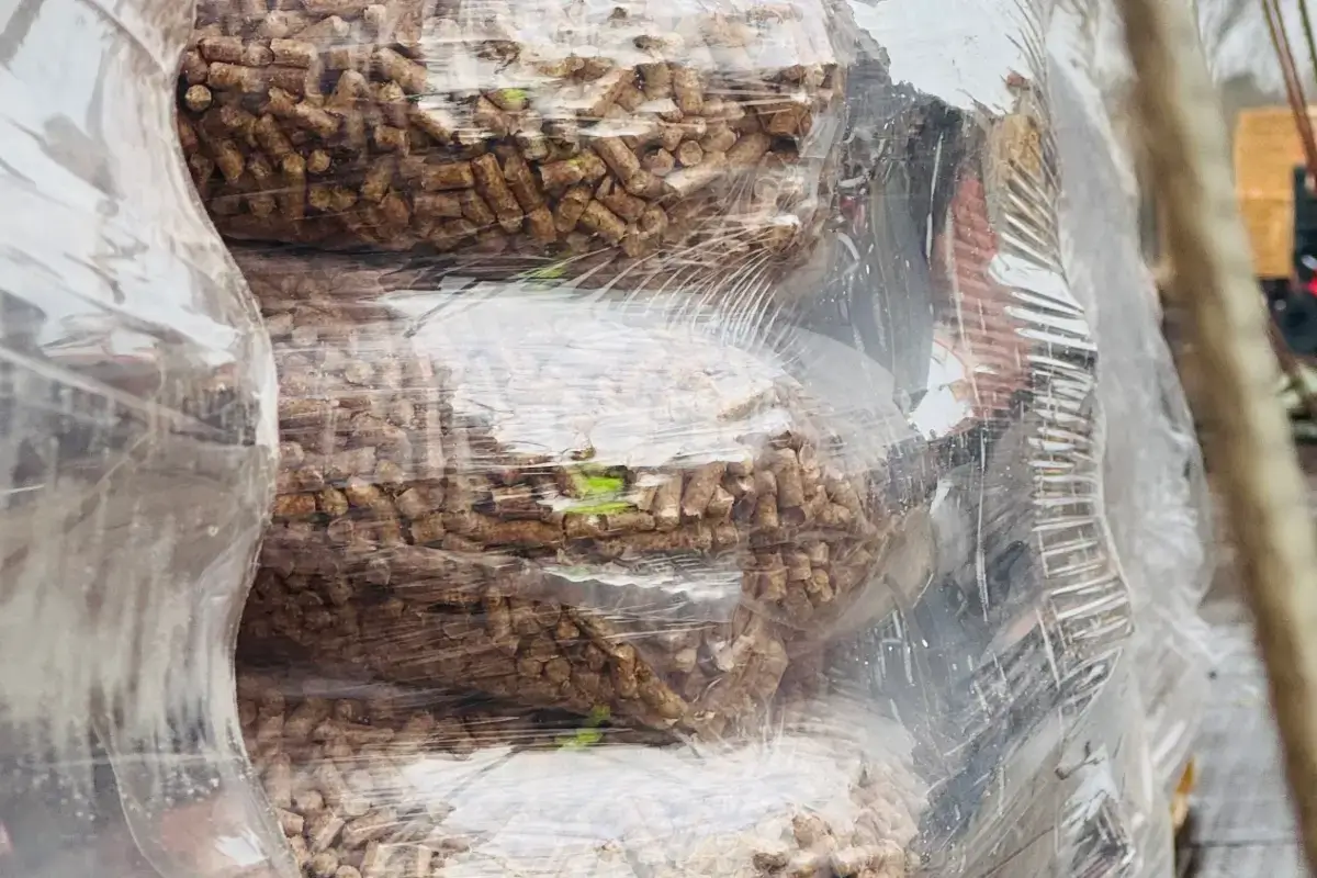 Worki pelletu ułożone i zabezpieczone na palecie