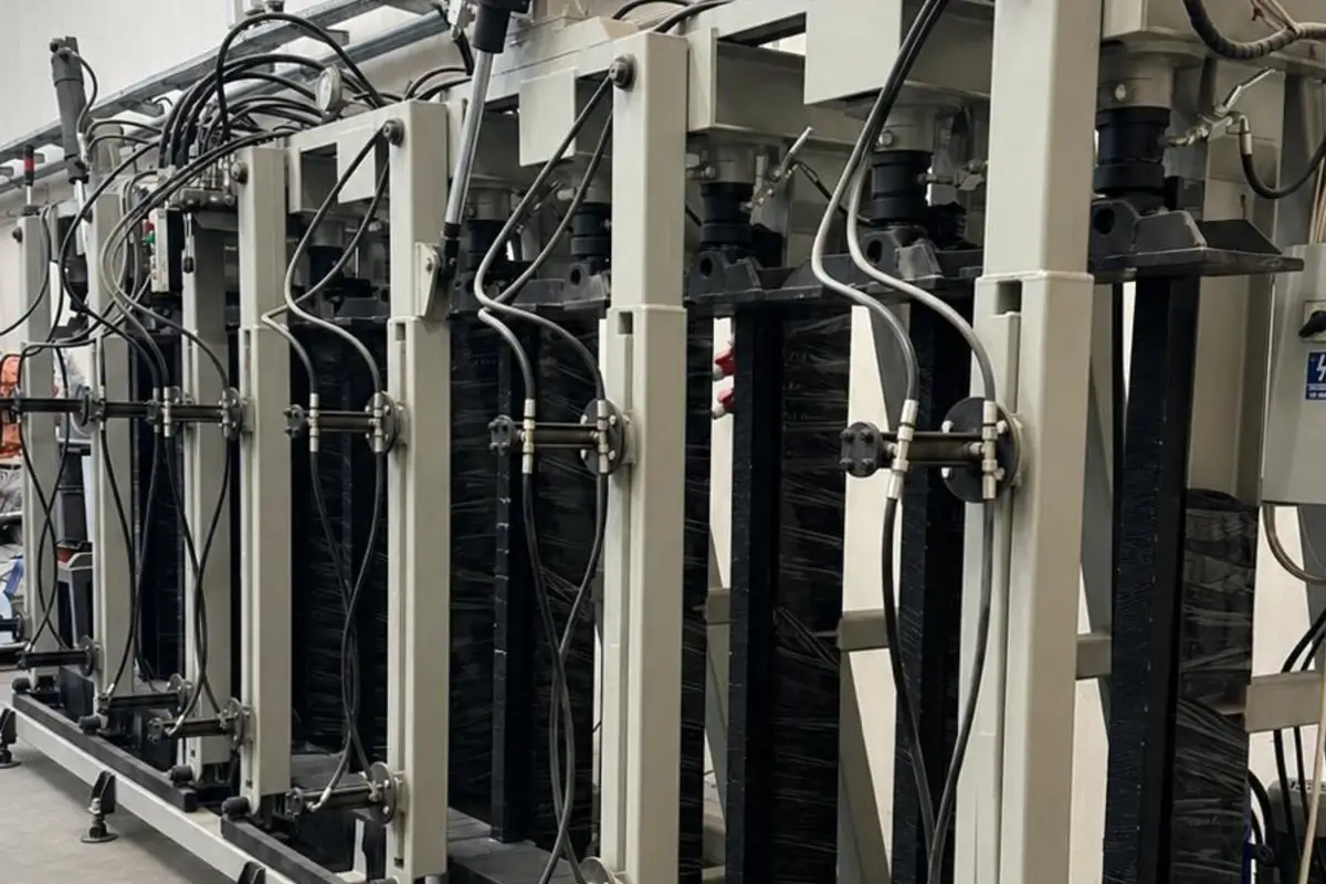 Hydrauliczna prasa warstwowa do klejenia drewna